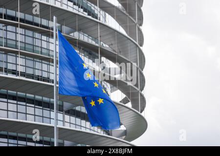 24 maggio 2024, Francia, Straßburg: La bandiera dell'Unione europea vola al vento di fronte all'edificio del Parlamento europeo. Dal 6 al 9 giugno 2024, i cittadini dei 27 stati membri dell'UE eleggeranno il Parlamento europeo. Foto: Philipp von Ditfurth/dpa Foto Stock