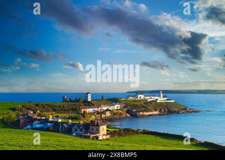 Il faro e il villaggio di Roches Point, all'ingresso del porto di Cork, in Irlanda, fu costruito nel 1835. Foto Stock