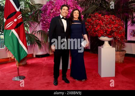 Sheryl Sandberg, ex Chief Operating Officer di Meta Platforms Inc., Right, e Tom Bernthal arrivano per partecipare a una cena di stato in onore del presidente del Kenya William Ruto, presentata dal presidente degli Stati Uniti Joe Biden e dalla First Lady Jill Biden alla Casa Bianca di Washington, DC, USA, giovedì 23 maggio, 2024. un presidente americano sta ospitando una visita di stato per un leader africano per la prima volta in 16 anni, mentre la più grande economia del mondo lotta per costruire influenza su un continente che forgia relazioni più strette al di là dei principali concorrenti di Washington, Cina e Russia. Fotografo: Tierney L. Cross/Pool/Sipa USA Foto Stock