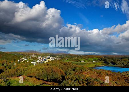 Veduta aerea della citta' di Clifden con la lontanissima catena montuosa dei 12 Pins nel Connemara, Contea di Galway, Irlanda. Foto Stock