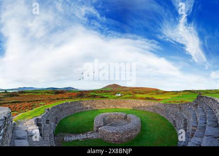 Cahergall Stone Fort, probabilmente risalente all'età del ferro (500 a.C. - 400 d.C.), vicino a Cahirciveen, sul Ring of Kerry, Contea di Kerry, Irlanda. Foto Stock