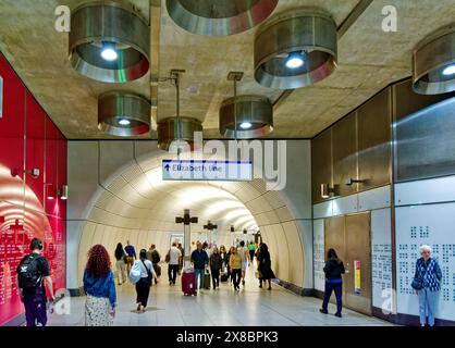 Elizabeth line servizio ferroviario urbano-suburbano ad alta frequenza a Londra passeggeri e un ingresso principale a una stazione Foto Stock