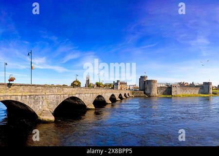 Il Ponte Thormond del XIX secolo sul fiume Shannon a Limerick City, Irlanda, è sorvegliato dal Castello di Re Giovanni del XIII secolo. Foto Stock