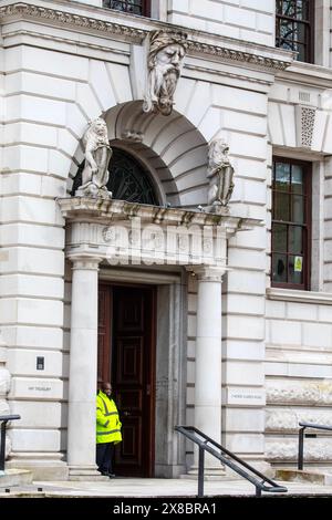 Londra, Regno Unito - 18 marzo 2024: L'ingresso all'HM Treasury, situato in Horse Guards Road a Londra, Regno Unito. Foto Stock