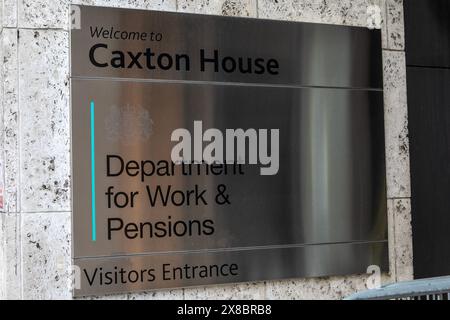 Londra, Regno Unito - 18 marzo 2024: Cartello all'ingresso di Caxton House, che è la sede del Dipartimento per il lavoro e le pensioni, situato in Tothill StRe Foto Stock