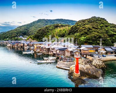 Ine Bay, Kyoto, Giappone con le cabine Funaya e il faro. Foto Stock