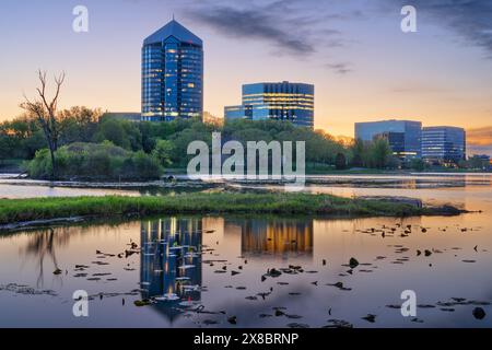 Bloomington, Minnesota, Stati Uniti, paesaggio urbano sul lago Normandale all'alba. Foto Stock