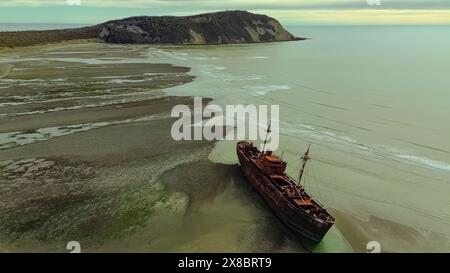 Vista aerea di una nave arrugginita sulla costa di Cabo San Pablo Foto Stock