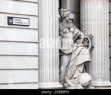 Londra, Regno Unito - 3 aprile 2024: Una statua all'esterno dell'ex edificio della Port of London Authority, situata a Tower Hill a Londra, Regno Unito. Foto Stock