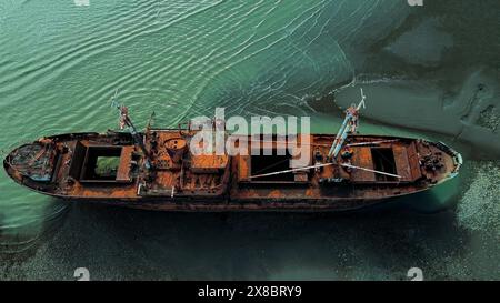 Vista aerea di una nave arrugginita sulla costa di Cabo San Pablo Foto Stock