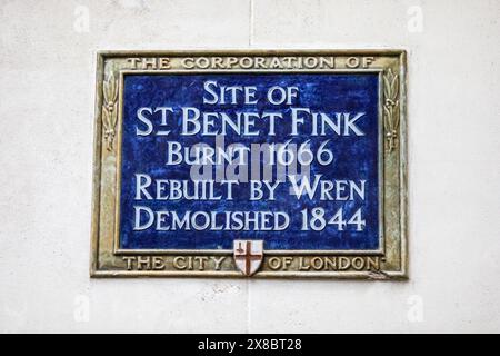 Londra, Regno Unito - 3 aprile 2024: Una targa blu sulla Royal Exchange Avenue a Londra, che segna il sito della chiesa di St Benet Fink bruciata nel grande incendio del 166 Foto Stock