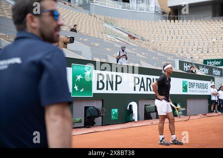 Parigi, Francia. 24 maggio 2024. Rafael Nadal di Spagna reagisce durante una sessione di addestramento al Roland Garros, Parigi, Francia, 24 maggio 2024. Crediti: Meng Dingbo/Xinhua/Alamy Live News Foto Stock