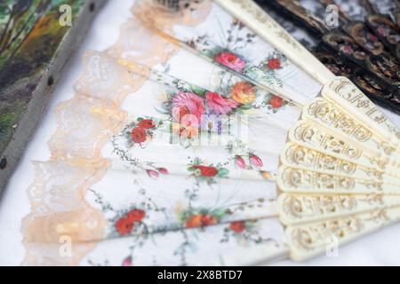 Ventilatore bianco aperto con fiori al mercato delle pulci in Francia Foto Stock