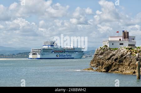 Brittany Ferries RoRo Ferry Pont Aven nella baia che arriva al porto di Santander Cantabria Spagna Foto Stock