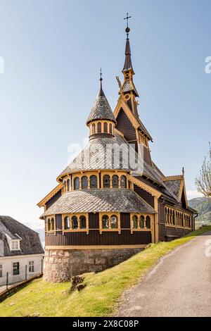 Monumento storico di Sognefjord, una chiesa in legno 'inglese', St Olaf's, Balestrand, Norway i(n ricordo di Margaret Green) ha teste di drago costruite nell'architettura. Foto Stock