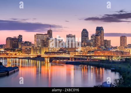 Saint Paul, Minnesota, Stati Uniti, skyline del centro cittadino sul fiume Mississippi al crepuscolo. Foto Stock