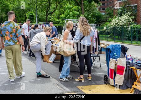 Gli amanti dello shopping cercano occasioni presso l'annuale mercato delle pulci Penn South, nel quartiere di Chelsea, New York, sabato 18 maggio 2024. Il mercato delle pulci appare come Brigadoon, solo una volta all'anno, e i residenti della cooperativa Penn South di 20 edifici hanno uno stravagante servizio di pulizia dell'armadio. Gli amanti dello shopping provenienti da tutta la città vengono al mercato delle pulci che attrae migliaia di visitatori. (© Richard B. Levine) Foto Stock