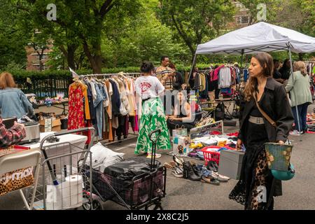 Gli amanti dello shopping cercano occasioni presso l'annuale mercato delle pulci Penn South, nel quartiere di Chelsea, New York, sabato 18 maggio 2024. Il mercato delle pulci appare come Brigadoon, solo una volta all'anno, e i residenti della cooperativa Penn South di 20 edifici hanno uno stravagante servizio di pulizia dell'armadio. Gli amanti dello shopping provenienti da tutta la città vengono al mercato delle pulci che attrae migliaia di visitatori. (© Richard B. Levine) Foto Stock