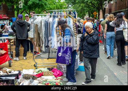 Gli amanti dello shopping cercano occasioni presso l'annuale mercato delle pulci Penn South, nel quartiere di Chelsea, New York, sabato 18 maggio 2024. Il mercato delle pulci appare come Brigadoon, solo una volta all'anno, e i residenti della cooperativa Penn South di 20 edifici hanno uno stravagante servizio di pulizia dell'armadio. Gli amanti dello shopping provenienti da tutta la città vengono al mercato delle pulci che attrae migliaia di visitatori. (© Richard B. Levine) Foto Stock