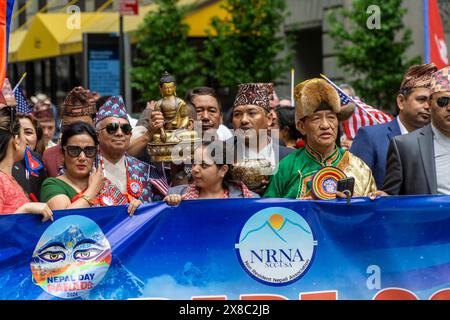 Centinaia di membri della diaspora nepalese con le loro famiglie e sostenitori marciano lungo Madison Avenue a New York per la Nepal Day Parade di domenica 19 maggio 2024. La parata celebra la sovranità della Repubblica Democratica Federale del Nepal. (© Richard B. Levine) Foto Stock