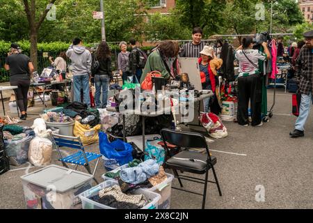 Gli amanti dello shopping cercano occasioni presso l'annuale mercato delle pulci Penn South, nel quartiere di Chelsea, New York, sabato 18 maggio 2024. Il mercato delle pulci appare come Brigadoon, solo una volta all'anno, e i residenti della cooperativa Penn South di 20 edifici hanno uno stravagante servizio di pulizia dell'armadio. Gli amanti dello shopping provenienti da tutta la città vengono al mercato delle pulci che attrae migliaia di visitatori. (© Richard B. Levine) Foto Stock