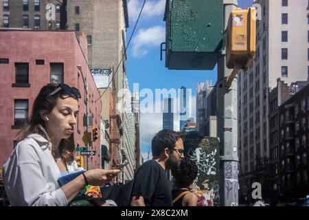 Distratto camminatore a Chelsea a New York domenica 19 maggio 2024. (© Richard B. Levine) Foto Stock