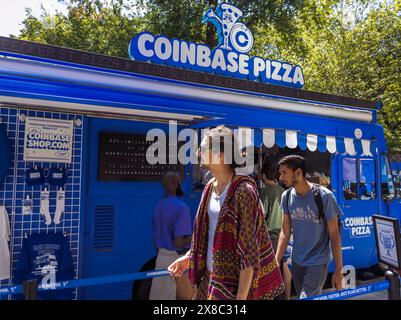 Attivazione del marchio per lo scambio di criptovalute Coinbase nel Greenwich Village a New York mercoledì 22 maggio 2024. Scaricando il portafoglio Coinbase sui loro telefoni, i partecipanti potevano comprare una fetta di pizza per un dollaro. (© Richard B. Levine) Foto Stock