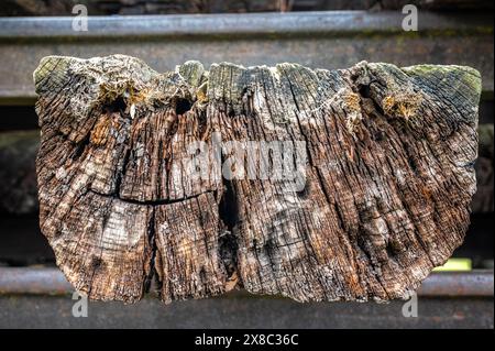 la struttura di legno con crepe e marcisce a causa delle condizioni atmosferiche e del tempo, è stata utilizzata per costruire binari ferroviari Foto Stock
