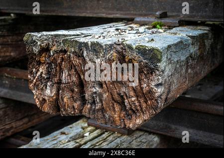 la struttura di legno con crepe e marcisce a causa delle condizioni atmosferiche e del tempo, è stata utilizzata per costruire binari ferroviari Foto Stock
