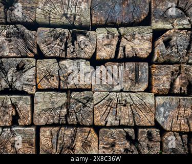 la struttura di legno con crepe e marcisce a causa delle condizioni atmosferiche e del tempo, è stata utilizzata per costruire binari ferroviari Foto Stock