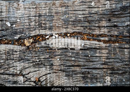 la struttura di legno con crepe e marcisce a causa delle condizioni atmosferiche e del tempo, è stata utilizzata per costruire binari ferroviari Foto Stock