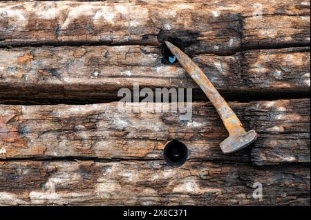 la struttura di legno con crepe e marcisce a causa delle condizioni atmosferiche e del tempo, è stata utilizzata per costruire binari ferroviari Foto Stock