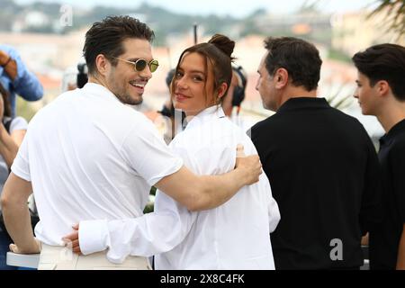 24 maggio 2024, Cannes, Costa azzurra, Francia: FRANCOIS CIVIL e ADELE EXARCHOPOULOS posano durante la photocall "Beating Hearts" al 77° Festival annuale di Cannes al Palais des Festivals di Cannes, Francia (Credit Image: © Mickael Chavet/ZUMA Press Wire) SOLO USO EDITORIALE! Non per USO commerciale! Foto Stock