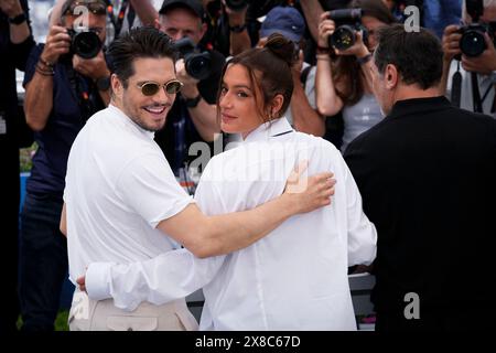 Cannes, Francia. 24 maggio 2024. Francois Civil e Adele Exarchopoulos partecipano alla Photocall ''l'Amour Ouf'' (battendo i cuori) al 77° Festival annuale di Cannes al Palais des Festivals il 24 maggio 2024 a Cannes, Francia. (Foto di Daniele Cifala/NurPhoto) credito: NurPhoto SRL/Alamy Live News Foto Stock