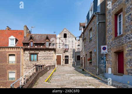 Dieppe, Francia - 11 settembre 2020: Case dei pescatori nel quartiere Pollet vicino al porto. Foto Stock