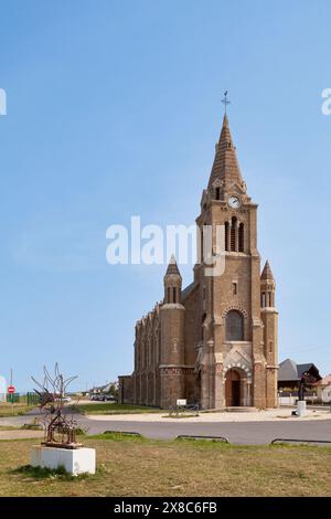 Dieppe, Francia - 11 settembre 2020: Dominando la scogliera orientale della città come un faro, la chiesa di Notre Dame de Bonsecours fu costruita nel 1876 e la Foto Stock