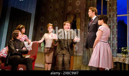 l-r: Daniel Rigby (Alan Dangle), Claire Lams (Pauline Clench), Suzie Toase (Dolly), James Corden (Francis Henshall), Oliver Chris (Stanley Stubbers), Jemima Rooper (Rachel Crabbe) in ONE MAN, TWO GUVNORS di Richard Bean al Lyttelton Theatre, National Theatre (NT), London SE1 24/05/2011 dopo il disegno di Goldoni 'The Servant of Two Masters': illuminazione Mark Thompson: Mark Henderson regista: Nicholas Hytner Foto Stock