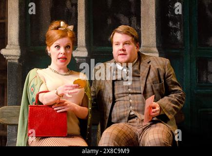 Suzie Toase (Dolly), James Corden (Francis Henshall) in ONE MAN, TWO GUVNORS di Richard Bean al Lyttelton Theatre, National Theatre (NT), Londra SE1 24/05/2011 dopo il disegno di Goldoni "The Servant of Two Masters": Mark Thompson illuminazione: Mark Henderson regista: Nicholas Hytner Foto Stock