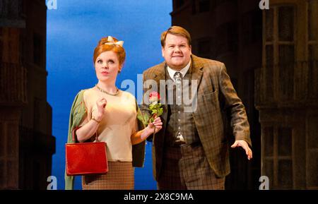 Suzie Toase (Dolly), James Corden (Francis Henshall) in ONE MAN, TWO GUVNORS di Richard Bean al Lyttelton Theatre, National Theatre (NT), Londra SE1 24/05/2011 dopo il disegno di Goldoni "The Servant of Two Masters": Mark Thompson illuminazione: Mark Henderson regista: Nicholas Hytner Foto Stock