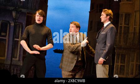 l-r: Daniel Rigby (Alan Dangle), James Corden (Francis Henshall), Oliver Chris (Stanley Stubbers) in ONE MAN, TWO GUVNORS di Richard Bean al Lyttelton Theatre, National Theatre (NT), Londra SE1 24/05/2011 dopo il disegno di Goldoni 'The Servant of Two Masters': Mark Thompson illuminazione: Mark Henderson regista: Nicholas Hytner Foto Stock