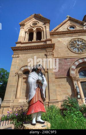 Statua di San Kateri Tekakwitha, il primo indiano nordamericano ad essere beatificato, Basilica cattedrale di San Francesco d'Assisi, Santa Fe, nuovo Messico, Stati Uniti Foto Stock