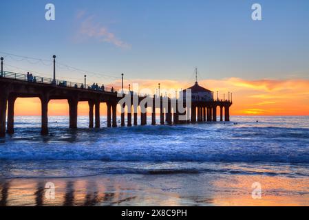 Manhattan Beach Pier, Sunset, completato nel 1920, Roundhouse Marine Studies Lab and Aquarium (edificio ottagonale), Manhatten Beach California, USA Foto Stock