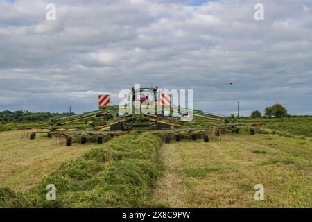 Kieran Crowley Agri Contractors trinciatura dell'erba per l'alimentazione del bestiame invernale vicino a Timoleague, West Cork, maggio 2024 Foto Stock