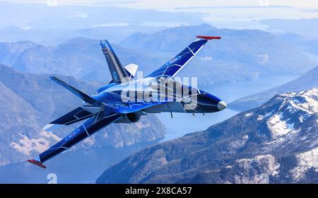 Royal Canadian Air Force CF-18 Demo Jet sulle montagne della Columbia Britannica, Canada Foto Stock