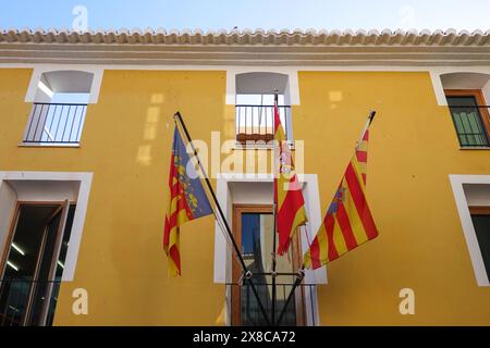Edificio municipale la Vila Joiosa con bandiere della provincia spagnola e valenciana. Villajoyosa - città costiera, Comunità Valenciana, Spagna, by Mediterrane Foto Stock