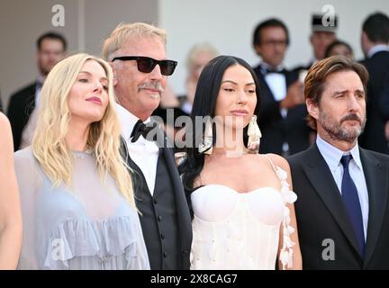 "Horizon: An American Saga" troupe cinematografiche: Sienna Miller (in Chloé), Kevin Costner, Wasé Chief, Luke Wilson "Horizon: An American Saga" Festival di Cannes proiezione 77th Cannes Film Festival 19 maggio 2024 Credit:Jacky Godard/Photo12 Foto Stock