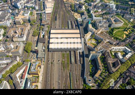 Luftbild, Düsseldorf Hauptbahnhof Hbf, Deutsche Bahn AG, überdachte Bahnsteige, Bürogebäude Bertha-von-Suttner-Platz und Konrad-Adenauer-Platz, Stadtmitte, Düsseldorf, Rheinland, Nordrhein-Westfalen, Deutschland ACHTUNGxMINDESTHONORARx60xEURO *** Vista aerea, stazione centrale di Düsseldorf, Deutsche Bahn AG, piattaforme coperte, uffici Bertha von Suttner Platz e Konrad Adenauer Platz, centro città, Düsseldorf, Renania settentrionale-Vestfalia, Germania ACHTUNGxMINDESTHONORARx60xEURO Foto Stock