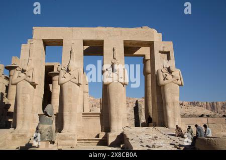 Quattro Statue di Osiride, Hypostyle Hall, il Ramesseum (o tempio mortuario della Ramese II), Luxor, West Bank, la Valle del Nilo, Egitto Foto Stock