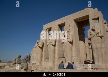 Quattro Statue di Osiride, Hypostyle Hall, il Ramesseum, Luxor, West Bank, la Valle del Nilo, Egitto Foto Stock