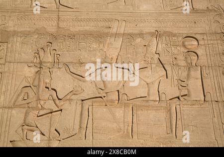 Immagine in rilievo Ramses II con la famiglia di Amon, il Ramesseum, Luxor, West Bank, la Valle del Nilo, Egitto Foto Stock